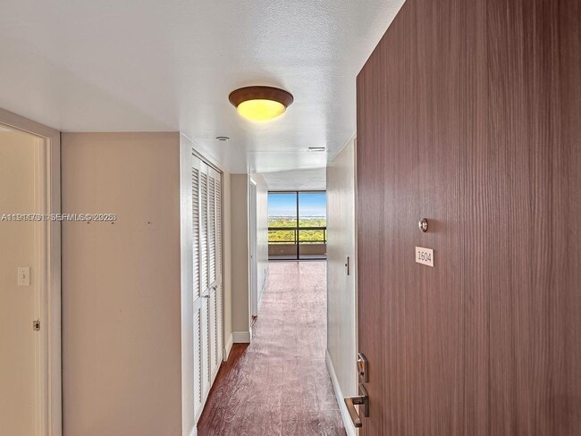 Building Photo - 2555 Collins Ave