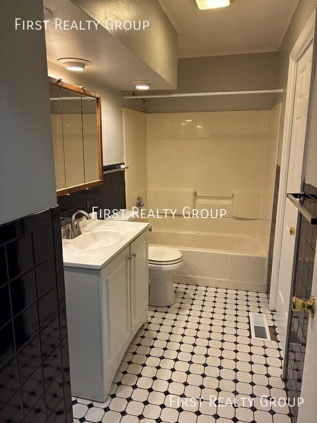 Building Photo - 4841 Gardendale Ave