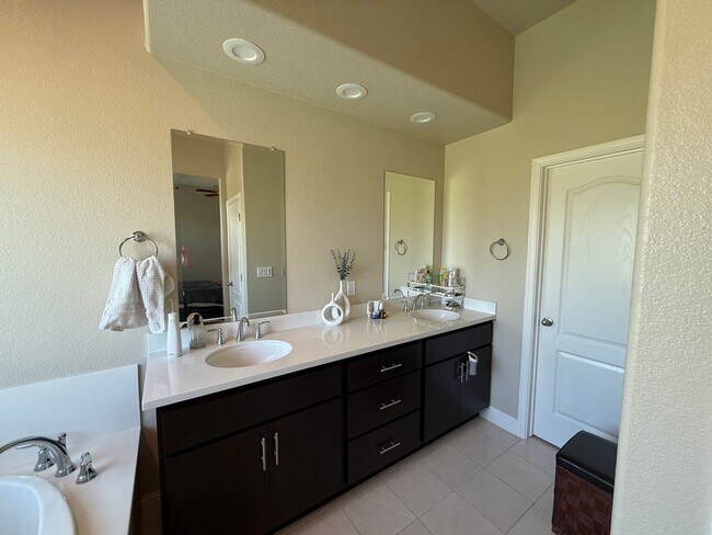 Building Photo - Upgraded single story home in Manteca!