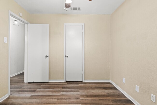 Building Photo - 2413 Phyllis Dr