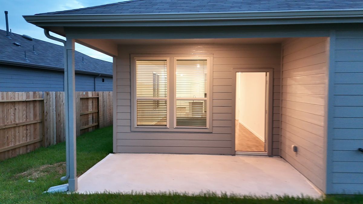 Building Photo - 15932 Blass Vly Dr