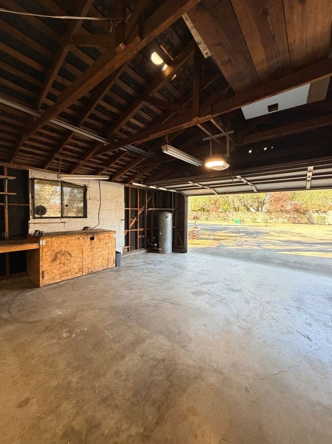 Building Photo - Just listed! Well maintained home in great location!