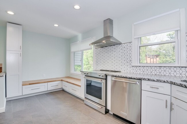 Building Photo - Great Location 4 Bedroom