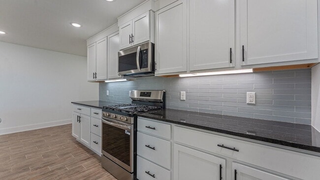 Building Photo - "Brand New 3-Bedroom Farmington Home with Granite Countertops and Cozy Fireplace!"