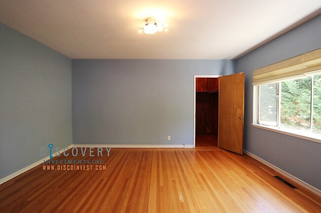 Building Photo - Piedmont Mid-Century 5 Bedroom 4.5 Bathroo...