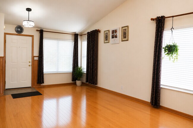 Building Photo - 127 Amberly Dr