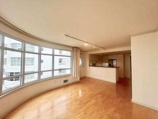 Building Photo - Excellent South Beach Location-1 Bed/1 Bath in Amenity Building with W/D & Garage Parking!