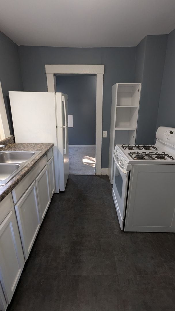 Building Photo - Welcome to this single-family home located...