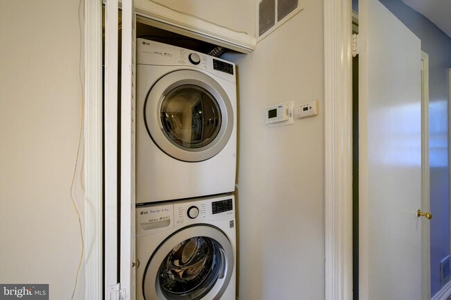 Building Photo - 9848 Hollow Glen Pl