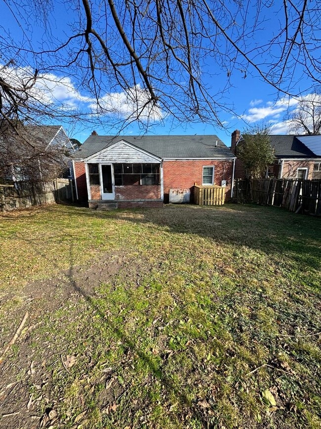 Building Photo - 4 bed 2 bath house in Petersburg