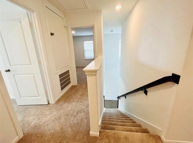 Building Photo - 1040 Greenshank Dr