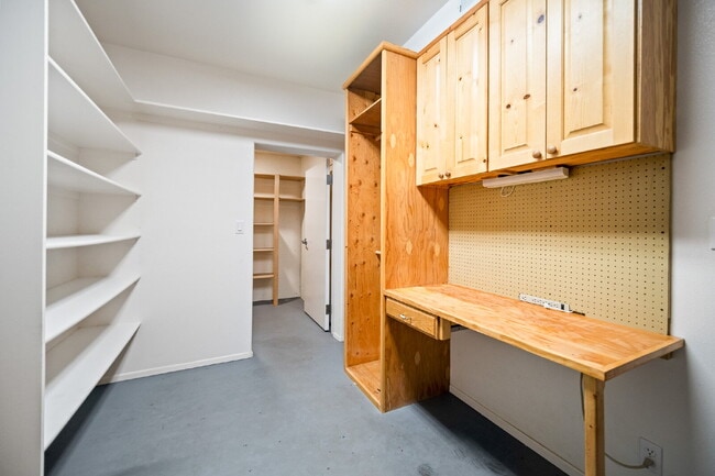 Building Photo - "Spacious 4-Bedroom, 4.5 Bathroom 4792 sq. ft. Retreat with Scenic Views and Cozy Fireplace in St...