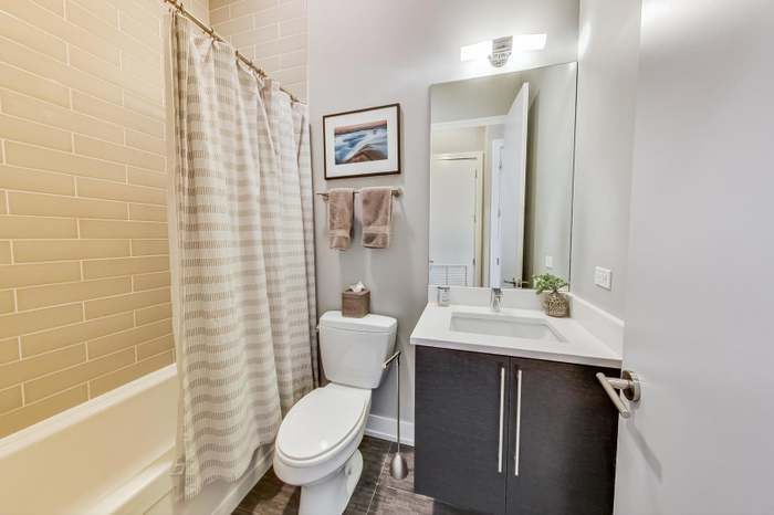 Building Photo - 1021 N Hermitage Ave