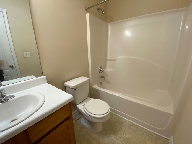 Building Photo - ROOMMATE MATCHING ONLY - PRE-LEASING FOR AUGUST 1 2026! 1/2 Off Deposit!