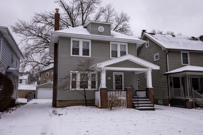 Building Photo - 3 BED 1 BATH SINGLE FAMILY HOME IN BEAUTIFUL LAKEWOOD!