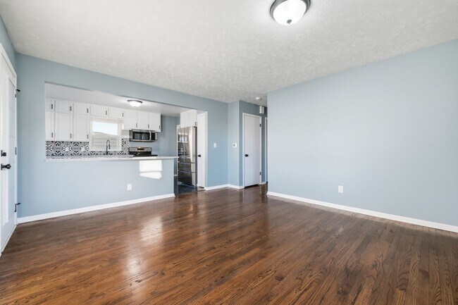 Building Photo - Fully remodeled 4 bed charmer