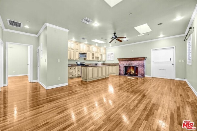 Building Photo - 3930 La Crescenta Ave