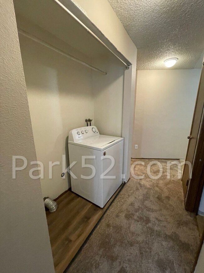 Building Photo - Lower Level 2 Bed 1 Bath Apartment