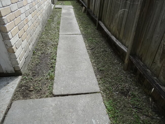 Building Photo - 13716 Sablecrest Dr