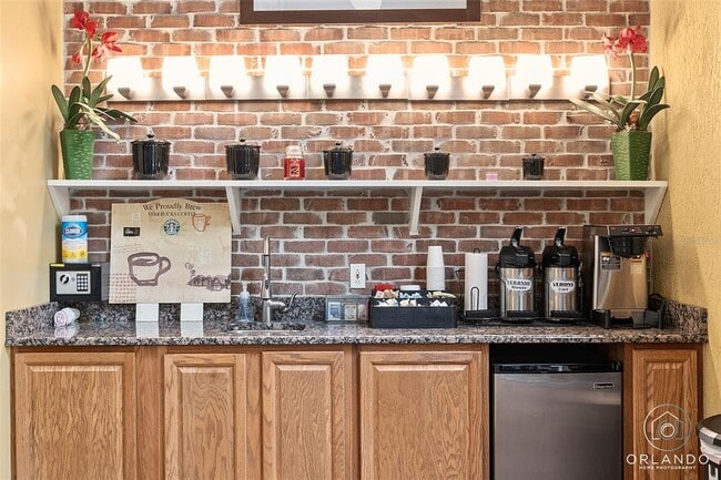 Building Photo - 911 N Orange Ave