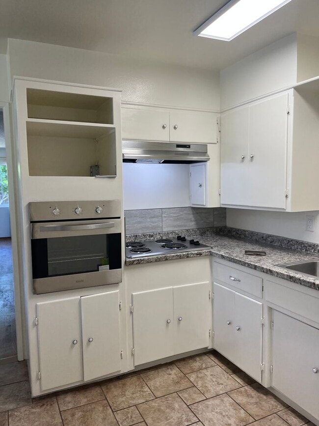 Building Photo - Sunny and Spacious 3/2 With Large Yard and...