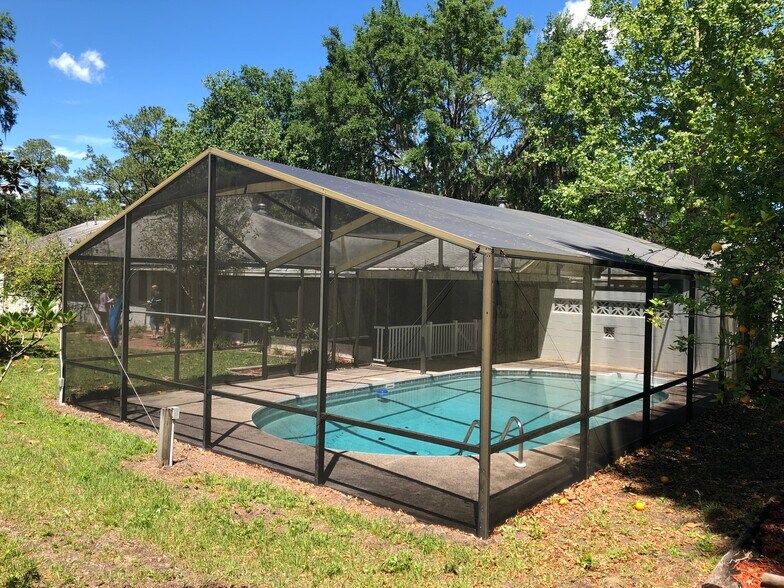 Screened in pool - 2031 NW 8th Pl