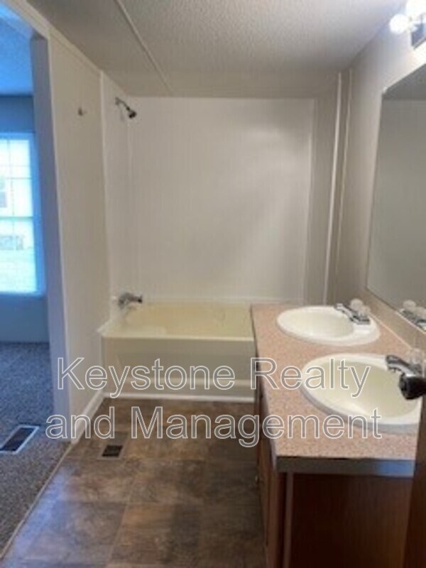 Building Photo - 141 Mace Ln