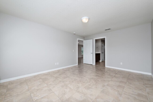Building Photo - Deluxe Villa Lake view all Tile. 3 Bedrooms+2 Baths