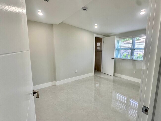 Building Photo - 2117 SW 62nd Ave