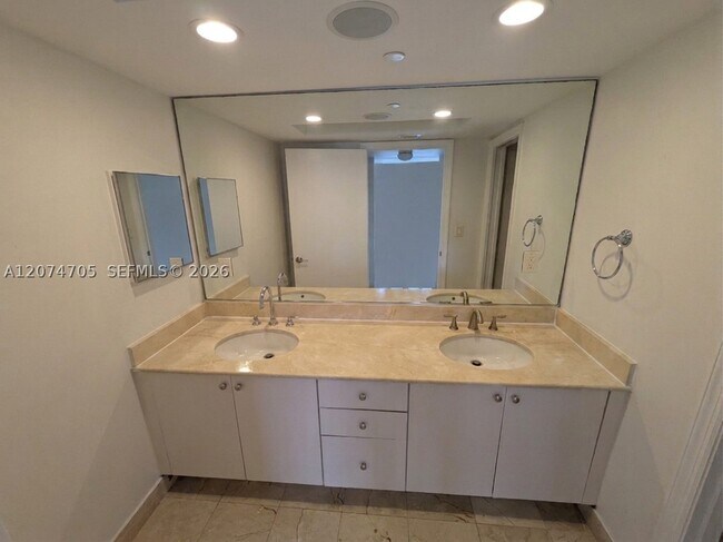 Building Photo - 6917 Collins Ave