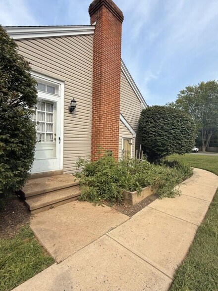 Building Photo - 405 Maple Ave