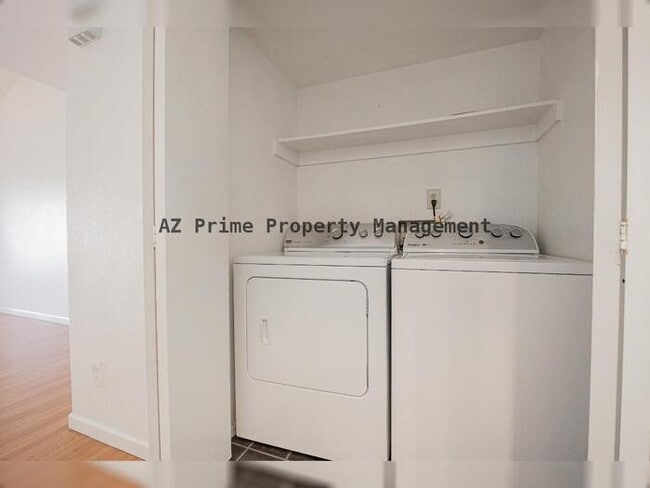 Building Photo - 2141 E Kirkland Ln