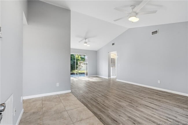 Building Photo - 1074 SW Jennifer Terrace