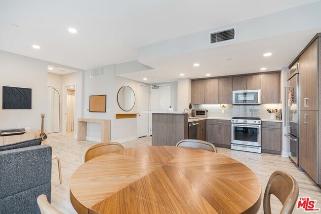 Building Photo - 6030 S Seabluff Dr