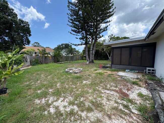 Building Photo - 2/2 home with fenced backyard in Ft Pierce
