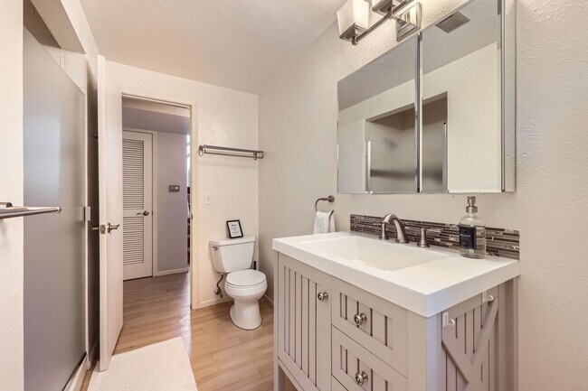 Building Photo - Stunning 4 BDR/2BA Mountain Retreat