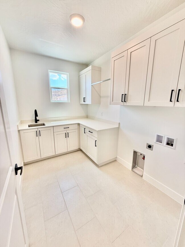 Building Photo - BRAND NEW Four Bedroom Townhome in Desert ...