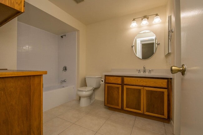 Building Photo - Spacious Dual-Master Condo!