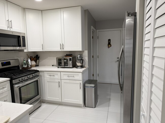 Building Photo - 1 S Stonington Dr