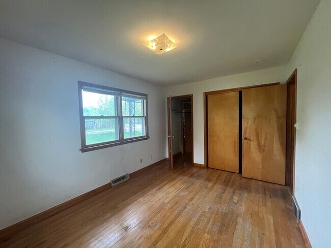 Building Photo - Cute Home in Laporte