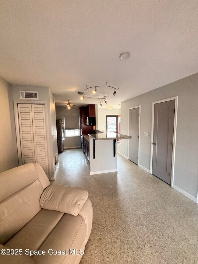 Building Photo - 112 E Colonial Ct