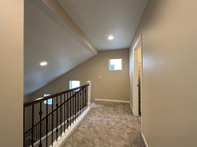 Building Photo - Gorgeous 4 Bed, 2.5 Bath Tuscany Home!