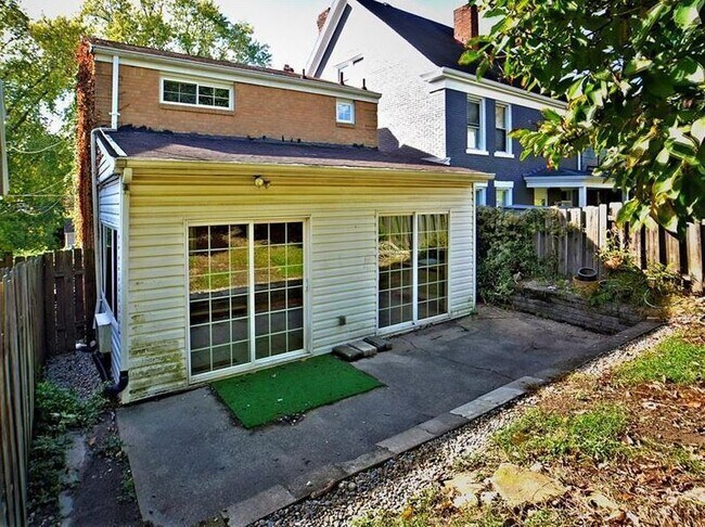 Building Photo - 709 Norwich Ave