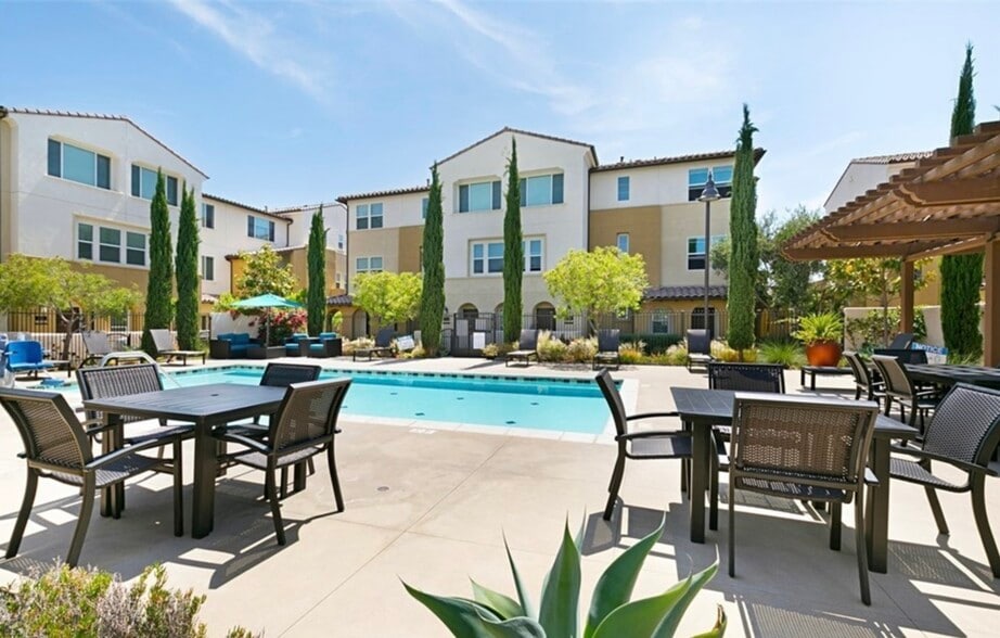 Building Photo - 931 E Drapery Ln