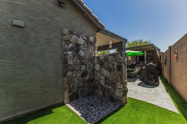 Building Photo - 17475 W Spring Ln