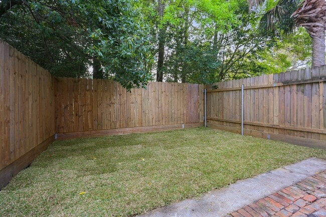 Building Photo - 1832 Baronne St