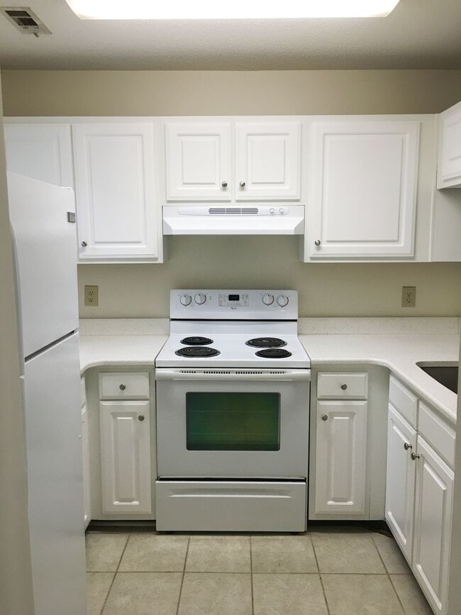 Building Photo - Updated, polished 2br END UNIT in Mill Cre...