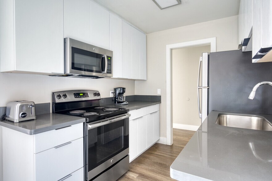 Building Photo - 644 Edgewater Blvd