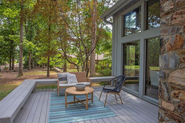Building Photo - This Home is a Hole in One!