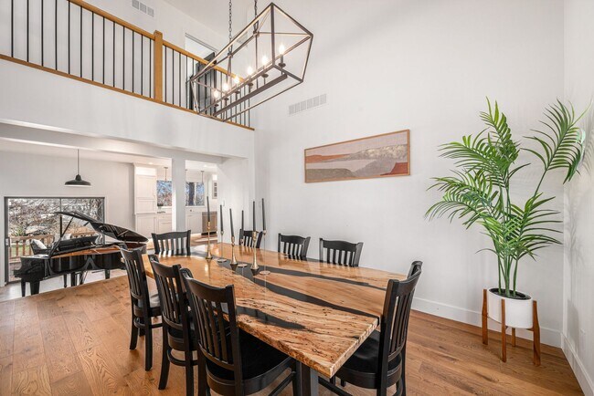 Building Photo - Renovated Lakefront 5 Bedroom Home with 2 Garages!